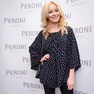 Ce frumoasă e! Uite cum s-a îmbrăcat Laura Cosoi