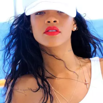 Rihanna, sexy în costum de baie pe yacht. Vezi pozele!