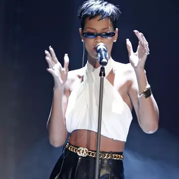 Rihanna, look extravagant pe scenă. Îţi plac pantalonii?