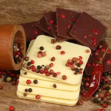 DESERT: Ciocolată de casă cu chilli şi piper roz pentru buze cu volum
