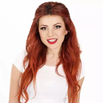 Stil de vedetă: Elena Gheorghe, o roşcată superbă! Îţi place look-ul ei?