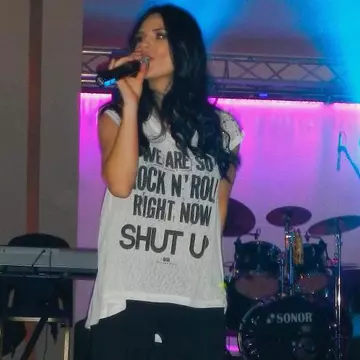 Ellie White, pe scenă, la o lună după naştere! Vezi cum arată!