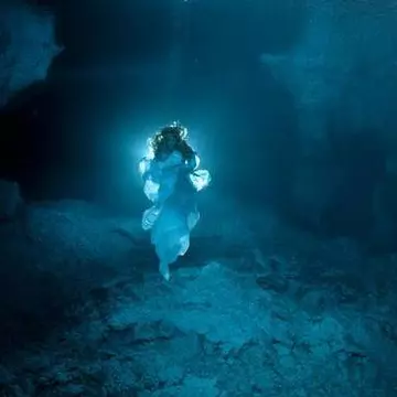 Femeia din lac. Imagini spectaculoase cu spiritul din apele adânci şi îngheţate