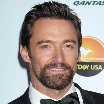 VIDEO Globurile de aur 2013: Hugh Jackman pe covorul roşu