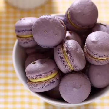 DESERT: Macarons cu lavandă şi cremă de fructul pasiunii pentru insomnie