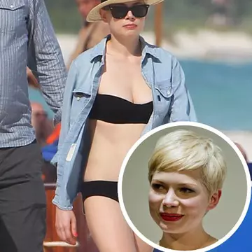 Poze: Îi stă bine şi în costum de baie. Michelle Williams, la plajă