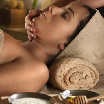 Frumuseţe: Răsfăţ cu miere pentru o piele catifelată