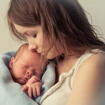 Naştere - 6 simptome care trebuie să te îngrijoreze după ce ai născut