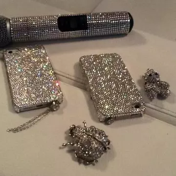 Poze: Ce vedetă din România şi-a luat aceste accesorii extravagante