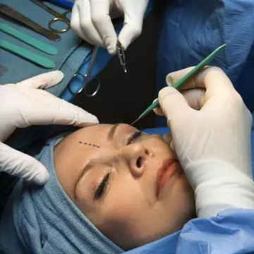 FOTO: Şi-au făcut operaţii estetice ca să arate ca idolii lor