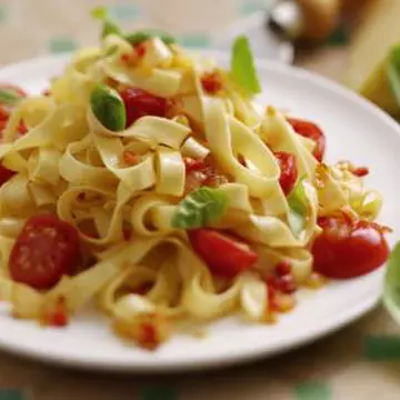 Reţete italiene: Paste cu sparanghel şi busuioc