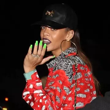 Poze: Rihanna şi unghiile ei "hidoase". Ţie cum ţi se par?