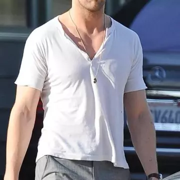 E sexy și știe să... tricoteze! Vezi ce actor se relaxează tricotând!