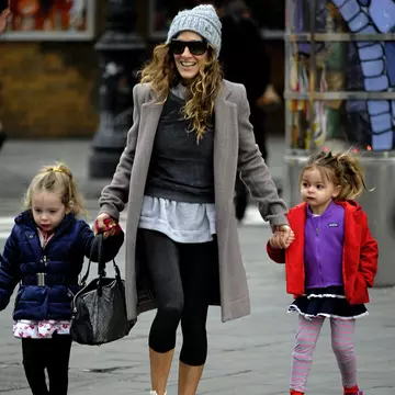 Foto: Sarah Jessica Parker şi gemenele ei, 3 fete cool la plimbare