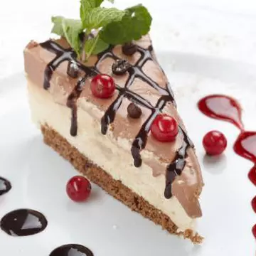 DESERT: Tort cu cremă de iaurt şi merişor pentru infecţii urinare