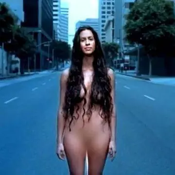 Îți mai amintești de Alanis Morissette? Cântăreața este greu de recunoscut la 38 de ani