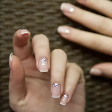 VIDEO: Cum să îţi faci singură manichiura Glitter On Top. Uite cât de trendy e!
