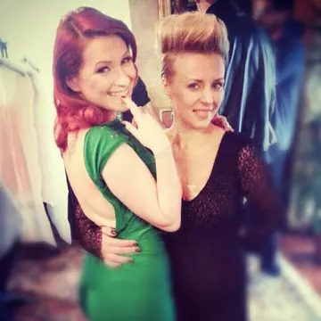 Alina şi Mădălina de la RedBlonde cântă cu Krem