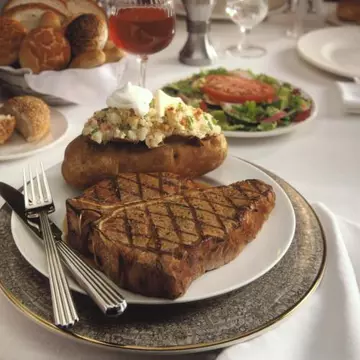 FRIPTURĂ: Carne de vită cu cartofi copţi şi verdeţuri