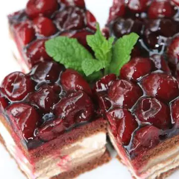 DESERT: Tartă cu brânză, vanilie şi cireşe