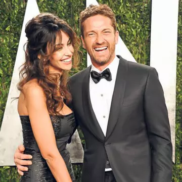 Gerard Butler și Mădălina Ghenea vor să facă nunta la castel