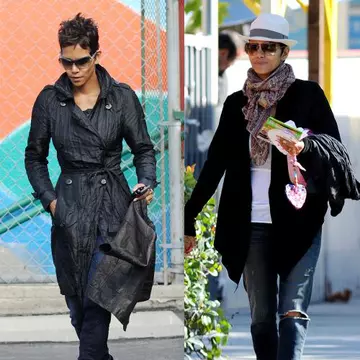 Moda 2013: 6 ţinute cool de primăvară inspirate de Halle Berry