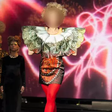 Ghiceşte vedeta: Cine a apărut pe scenă în această ţinută