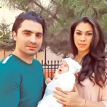 Baloane şi bodyguarzi pentru «pitica» lui Pepe | Micuța Maria e botezată azi de nașii Andra și Cătălin Măruță