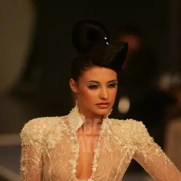 ANTONIA, cu SÂNII COMPLET LA VEDERE, la o prezentare de modă