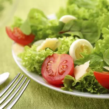 APERITIVE: Salată de sezon cu roşii cherry
