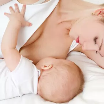 Poziţiile de alăptare – cum e mai bine?