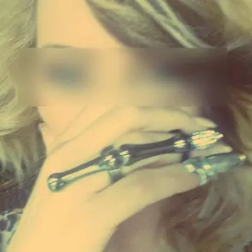 Accesorii cool: Vezi ce cântăreaţă din România poartă inele de unghii