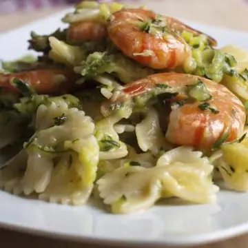 PASTE: Farfalle cu creveţi şi legume