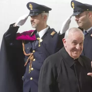 Problemele de sănătate ale Papei Francisc I ! Vezi cu ce handicap reușește să supravieţuiască!