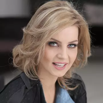 Îţi vine să crezi ce vârstă are? Vezi câţi ani împlineşte Monica Dascălu!