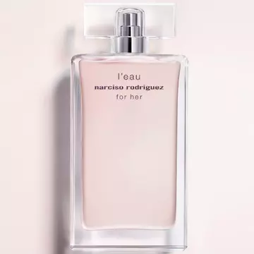 Narciso Rodriguez ne prezintă o compoziţie de maestru care contestă arhetipul de l’eau