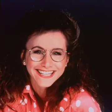 Ţi-o mai aminteşti pe tocilara Andrea din "Beverly Hills"? Vezi cum arată, ACUM, la 52 de ani! FOTO