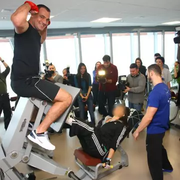 Ghiceşte vedeta: Cine a făcut fitness cu Ionuţ Iftimoaie pe post de greutate?