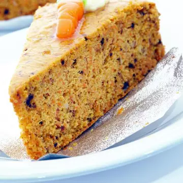 DESERT DE POST: Prăjitură cu morcovi şi stafide