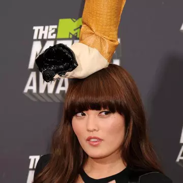 Oribil! Uite ce pălărie a purtat această vedetă