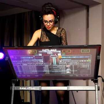 Poze: DJ Wanda mixează ca în Star Trek! Uite ce echipament SF are!