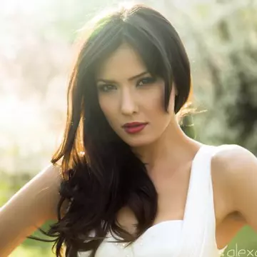 Poze: Alexandra Bădoi, şedinţă foto în rochie de mireasă