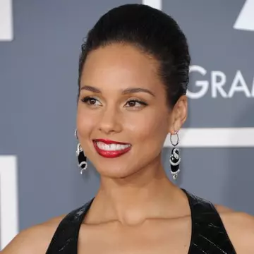 Uite cum au surprins-o paparazzi pe Alicia Keys la plajă! 
