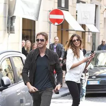 Mădălina Ghenea şi Gerard Butler şi-au BĂTUT JOC de paparazzi. IMAGINILE te vor AMUZA