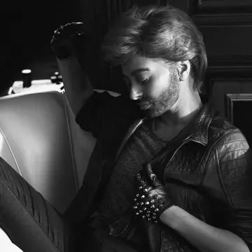 Ghiceşte vedeta: Ce cântăreaţă s-a deghizat în bărbat pentru noul videoclip