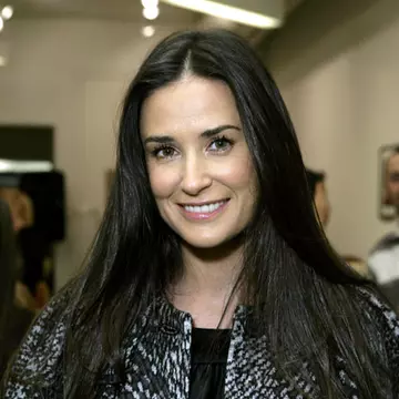Ziariştii de la The ENQUIRER au descoperit de ce este frumoasă Demi Moore!