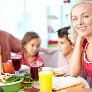 10 trucuri care previn indigestia după masa de Paşte