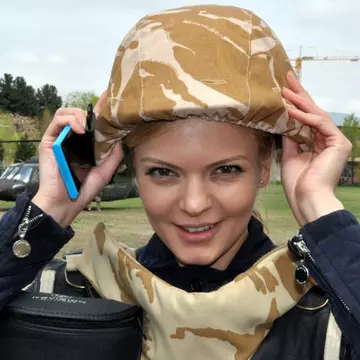 Lavinia Petrea a primit de la un tanchist emblema unităţii din care face parte