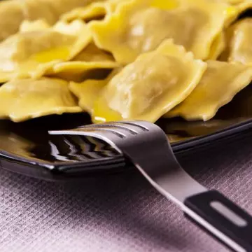 REŢETE: Raviolli cu brânză şi sos de roşii