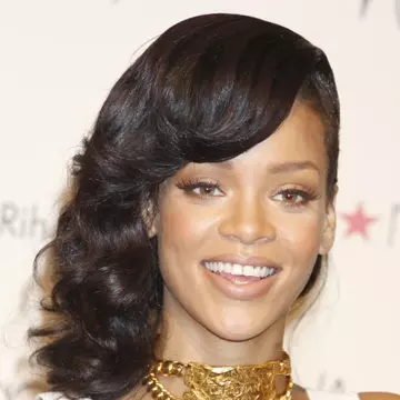 Rihanna petrece periculos! Vezi ce imagini a postat pe Facebook! 